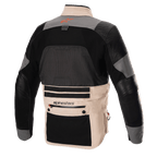 Alpinestars AMT-10R Drystar XF Jacket, casaco de motociclismo de aventura, vista traseira em configuração de calor, Cinza Fur e Castanho Pálido com painéis pretos, com um grande painel traseiro em malha para ventilação, reforços de pele nos braços e um grande bolso utilitário na zona lombar com a marca Alpinestars.