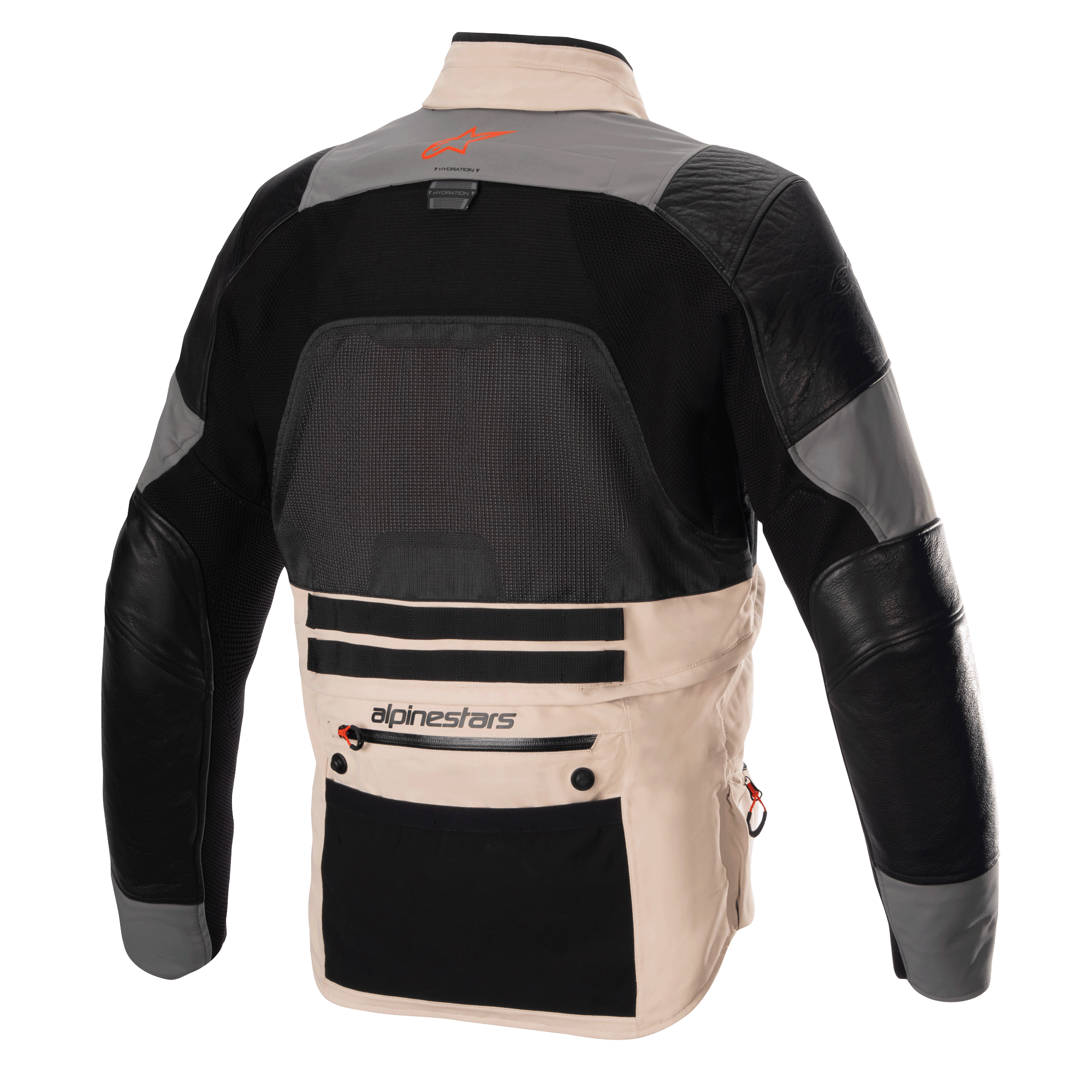 Alpinestars AMT-10R Drystar XF Jacket, casaco de motociclismo de aventura, vista traseira em configuração de calor, Cinza Fur e Castanho Pálido com painéis pretos, com um grande painel traseiro em malha para ventilação, reforços de pele nos braços e um grande bolso utilitário na zona lombar com a marca Alpinestars.