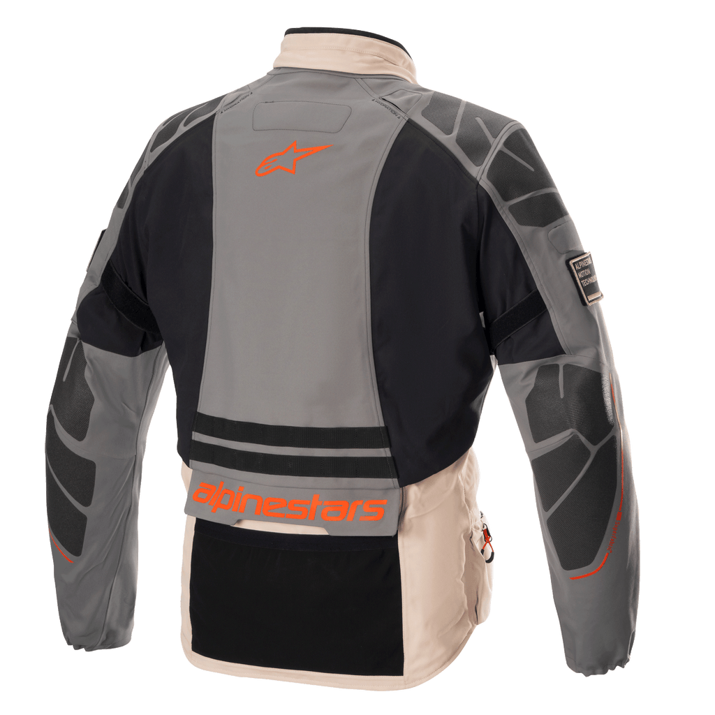 Jaqueta Alpinestars AMT-10R Drystar® XF, jaqueta de motociclismo de aventura, cinzento, castanho claro e laranja, vista traseira com reforços protetores nos ombros e cotovelos, logótipo Alpinestars em laranja, design têxtil modular para todas as condições climatéricas