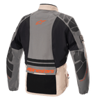 Jaqueta Alpinestars AMT-10R Drystar® XF, jaqueta de motociclismo de aventura, cinzento, castanho claro e laranja, vista traseira com reforços protetores nos ombros e cotovelos, logótipo Alpinestars em laranja, design têxtil modular para todas as condições climatéricas