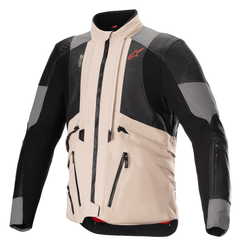 Casaco Alpinestars AMT-10R Drystar XF em configuração para o calor, casaco de motociclismo de aventura, cinzento e castanho pálido com painéis de malha pretos, design modular para o máximo fluxo de ar, com vários bolsos utilitários e logótipo Alpinestars Spicy Orange no peito