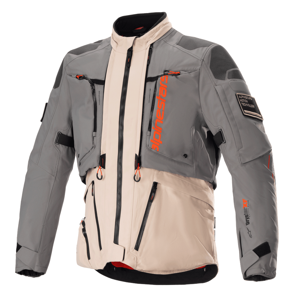 Alpinestars AMT-10R Drystar XF Jacket, casaco de motociclismo para turismo de aventura, cinzento e castanho claro com detalhes em laranja Spicy Orange, construção têxtil modular com fechos frontais, painéis reforçados nos ombros e cotovelos e gola alta, equipamento de proteção profissional