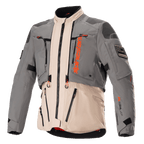 Alpinestars AMT-10R Drystar XF Jacket, casaco de motociclismo para turismo de aventura, cinzento e castanho claro com detalhes em laranja Spicy Orange, construção têxtil modular com fechos frontais, painéis reforçados nos ombros e cotovelos e gola alta, equipamento de proteção profissional