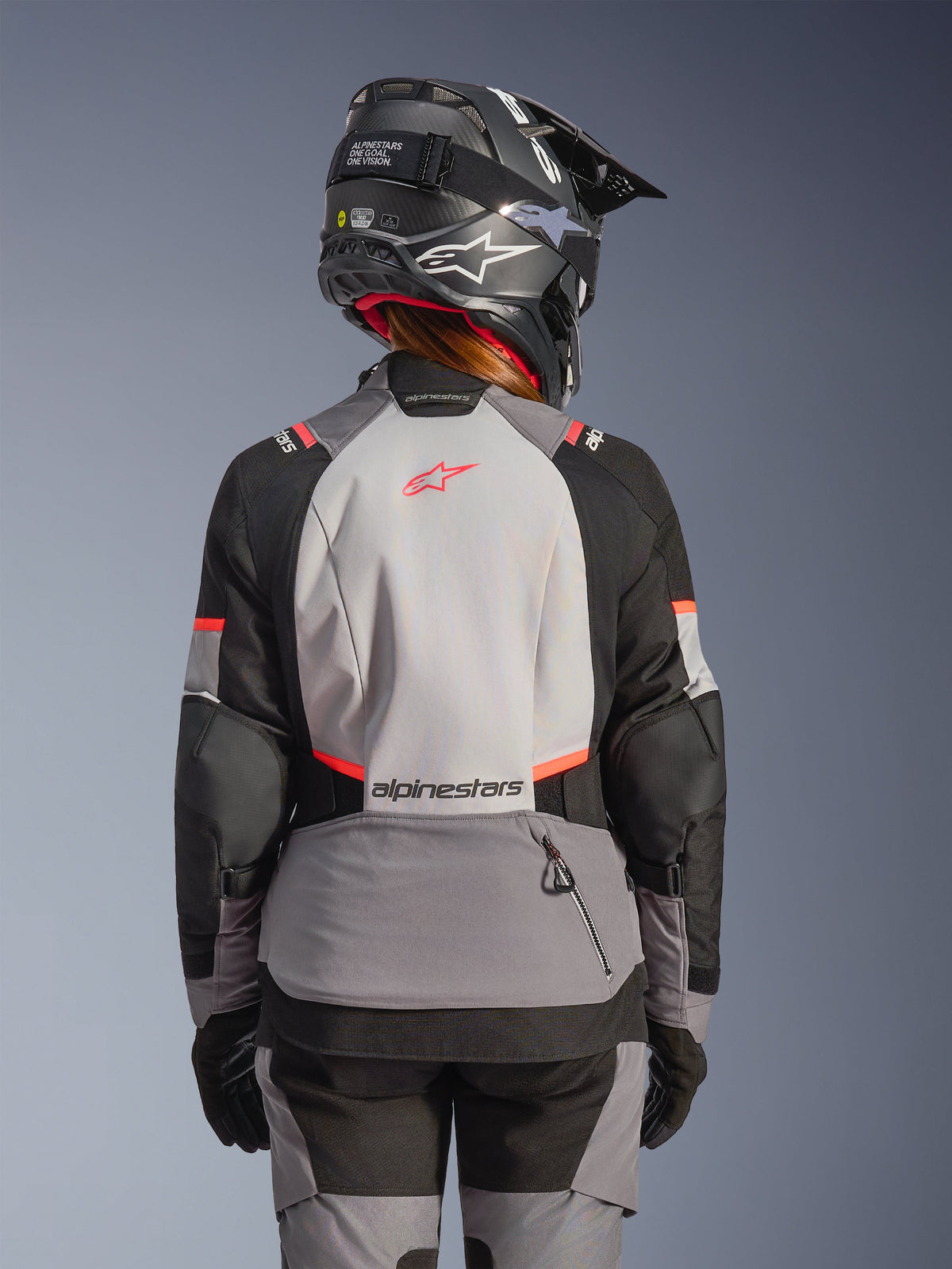 Alpinestars Stella Andes V4 Drystar, casaco de aventura feminino, cinzento, preto e coral fluo, vista traseira, impermeável.