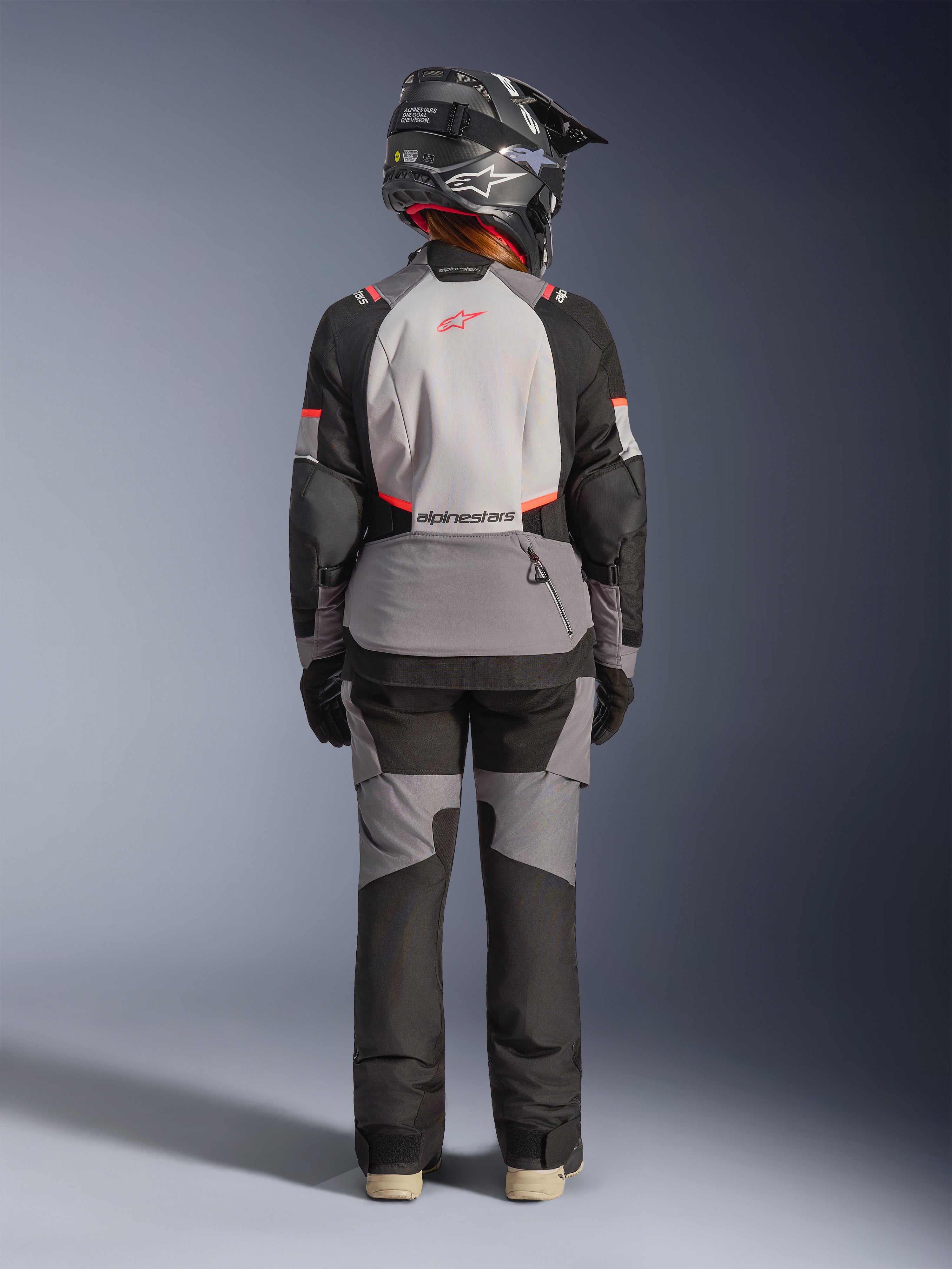 Alpinestars Stella Andes V4 Drystar, casaco de moto touring para mulher, cinzento e preto, impermeável, vista traseira.