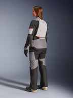 Alpinestars Stella Andes V4 Drystar, casaco de moto para aventura e touring para mulher, cinzento e preto com detalhes coral, impermeável, vista traseira.