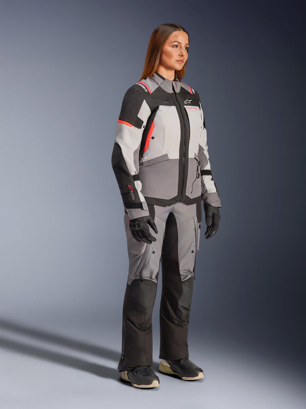 Alpinestars Stella Andes V4 Drystar®, casaco de moto para turismo de aventura para mulher, cinzento e preto, impermeável, com membrana Drystar® e proteções Nucleon Flex Plus.