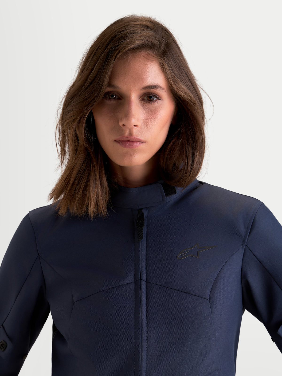 Alpinestars Stella C-1 Waterproof, casaco de moto urbano para mulher, azul mood indigo, vista frontal aproximada a mostrar a construção em tecido e a gola alta num modelo