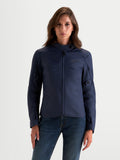 Alpinestars Stella C-1 Waterproof Casaco, casaco de moto urbano para mulher, azul mood indigo, vista frontal num modelo a vestir equipamento de proteção em tecido impermeável