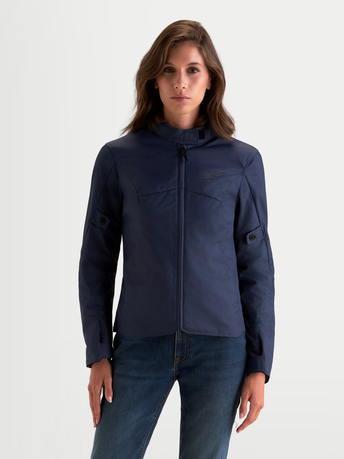 Alpinestars Stella C-1 Waterproof Casaco, casaco de moto urbano para mulher, azul mood indigo, vista frontal num modelo a vestir equipamento de proteção em tecido impermeável