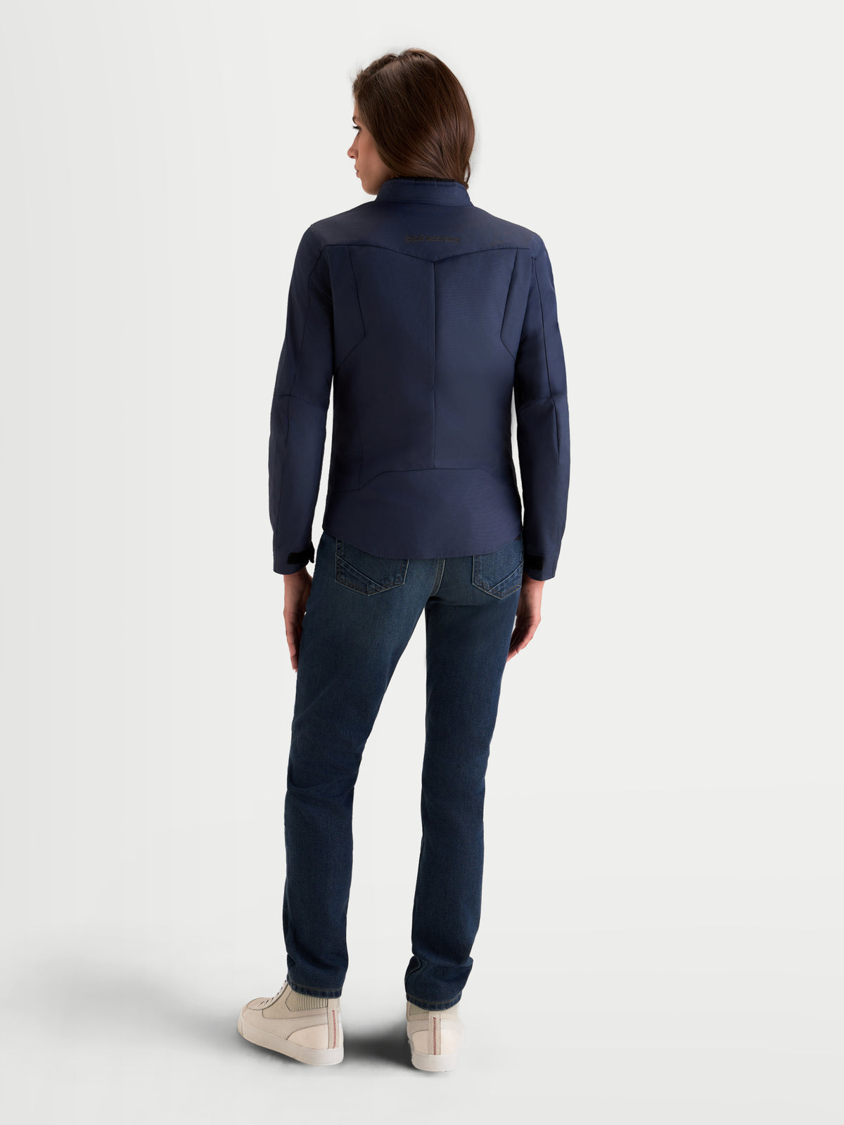 Alpinestars Stella C-1 Waterproof casaco de moto urbano para mulher em azul mood indigo, vista traseira a mostrar a construção traseira 3D e equipamento de proteção impermeável num modelo