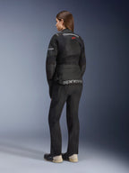 Casaco Alpinestars Stella Andes Air Drystar®, casaco de motociclismo de touring para mulher, preto, vista traseira, usado com calças e botas de condução a condizer, com amplos painéis de ventilação em malha, logótipo de estrela vermelha e marca Alpinestars prateada na parte inferior das costas.
