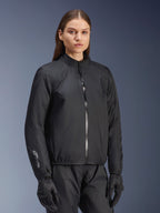 Casaco Alpinestars Stella Andes Air Drystar®, casaco de motociclismo para mulher, preto, com a camada de membrana impermeável destacável, fecho de correr frontal integral e logótipo Drystar na manga, usado com calças e luvas de motociclismo pretas a condizer