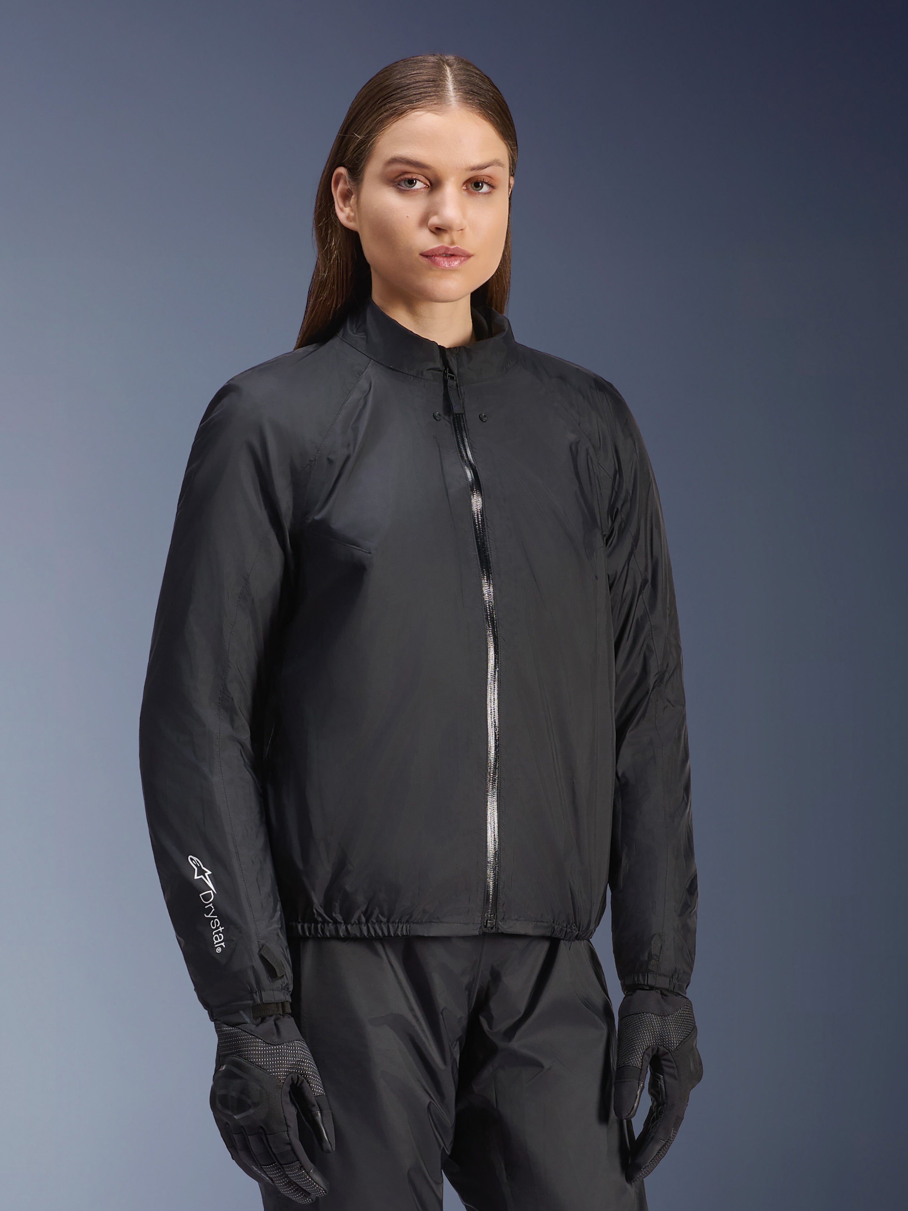 Casaco Alpinestars Stella Andes Air Drystar®, casaco de motociclismo para mulher, preto, com a camada de membrana impermeável destacável, fecho de correr frontal integral e logótipo Drystar na manga, usado com calças e luvas de motociclismo pretas a condizer