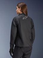 Casaco Alpinestars Stella Andes Air Drystar®, casaco de motociclismo para mulher, preto, vista traseira mostrando o logótipo da estrela prateada, combinado com calças e luvas pretas, equipamento de touring leve e impermeável