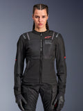 Casaco Alpinestars Stella ST-2 Air para Mulher, casaco de motociclismo feminino, preto, vista frontal em modelo, com painéis de malha, logótipo vermelho no peito e marca Alpinestars Exploration Equipment, usado com luvas pretas e calças de motociclismo