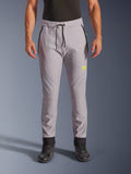 Alpinestars Aeroshell Pants, cinzento médio e amarelo fluo, calças de motociclismo softshell crossover, com cintura de cordão preto e punhos ajustados nos tornozelos, logótipo amarelo na coxa esquerda, joelhos pré-curvados, silhueta desportiva estilo jogger