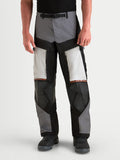 Alpinestars Harok V 2 Drystar calças de moto de aventura para homem, cinzento-escuro, cinzento-gelo e preto, com ventilação direta nas coxas e proteção CE, modelo a usar equipamento