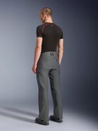 Alpinestars Borrego Drystar® Pants, calças de motociclismo de aventura, cinzento antracite, vista traseira, com aspeto de lona encerada e bolsos cargo, combinadas com uma t-shirt preta e botas de condução, design durável para estrada e touring de aventura