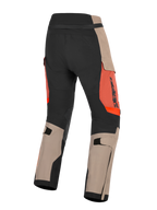 Alpinestars Halo Pro Drystar® XF Laminated Pants, vista traseira de calças de motociclismo de aventura, painéis em tom nogueira e preto com pormenores em cor de ferrugem, ajustadores de panturrilha, construção durável para condução em todos os terrenos