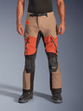 Alpinestars Halo Pro Drystar XF Laminated Pants, calças de motociclismo para turismo de aventura, nogueira, ferrugem e preto, com construção laminada impermeável, vista frontal com aberturas de ventilação cor de laranja nas coxas, fechos pretos YKK AQUASEAL e cinto ajustável na cintura.