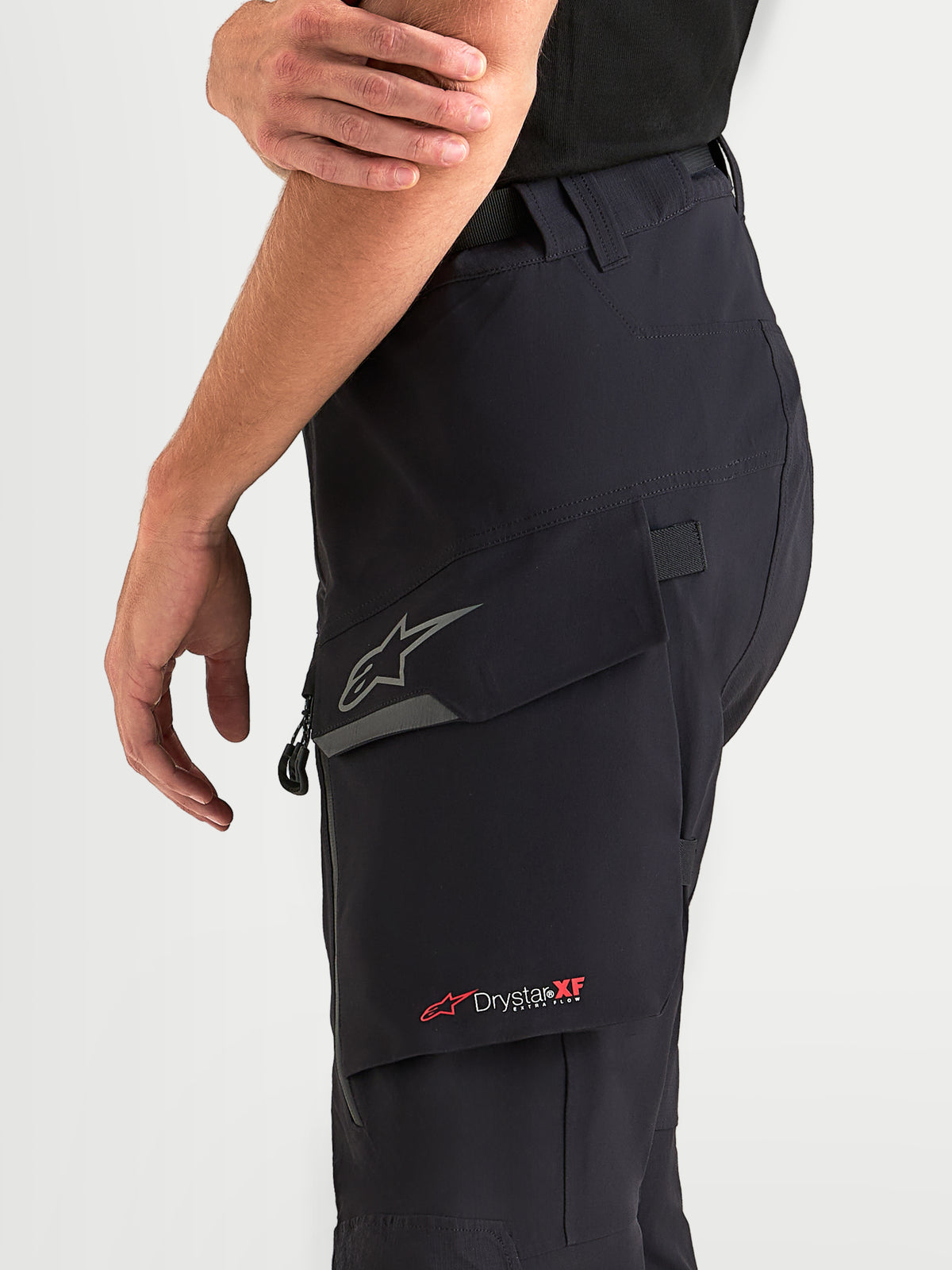 Alpinestars Maxdura Drystar XF calças de moto adventure para homem, pretas e cinzentas, com bolso cargo resistente à água, logótipo Astar refletor e branding Drystar XF num modelo, vista lateral