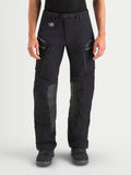 Alpinestars Maxdura Drystar XF calças de moto adventure para homem, pretas e cinzentas escuras, com construção laminada impermeável, aberturas de ventilação com fecho nas coxas e painéis de joelho em pele de cabra, vista frontal num modelo