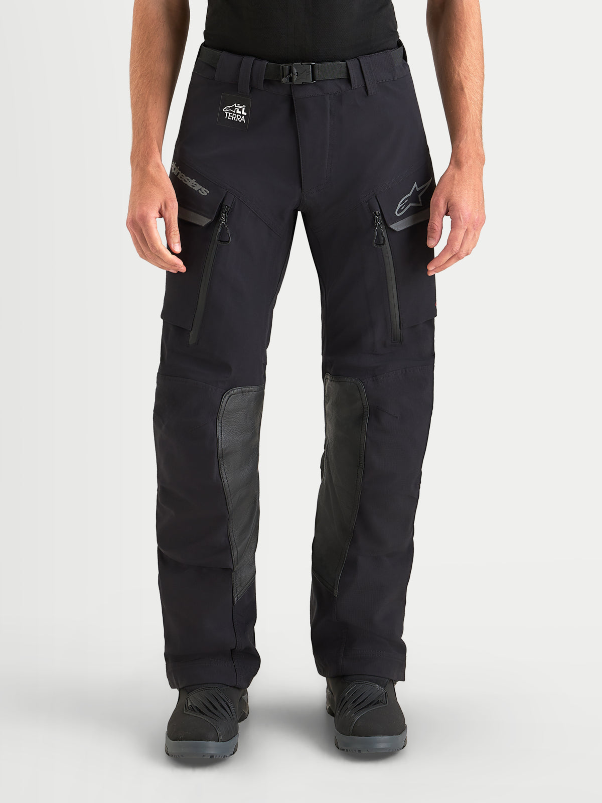 Alpinestars Maxdura Drystar XF calças de moto adventure para homem, pretas e cinzentas escuras, com construção laminada impermeável, aberturas de ventilação com fecho nas coxas e painéis de joelho em pele de cabra, vista frontal num modelo