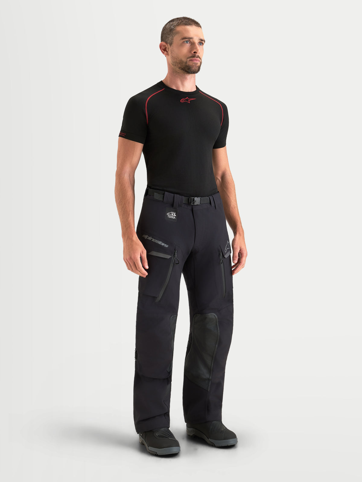 Alpinestars Maxdura Drystar XF calças de moto adventure para homem, pretas e cinzentas escuras, com construção laminada impermeável, bolsos cargo e proteção certificada CE, vestidas por um modelo