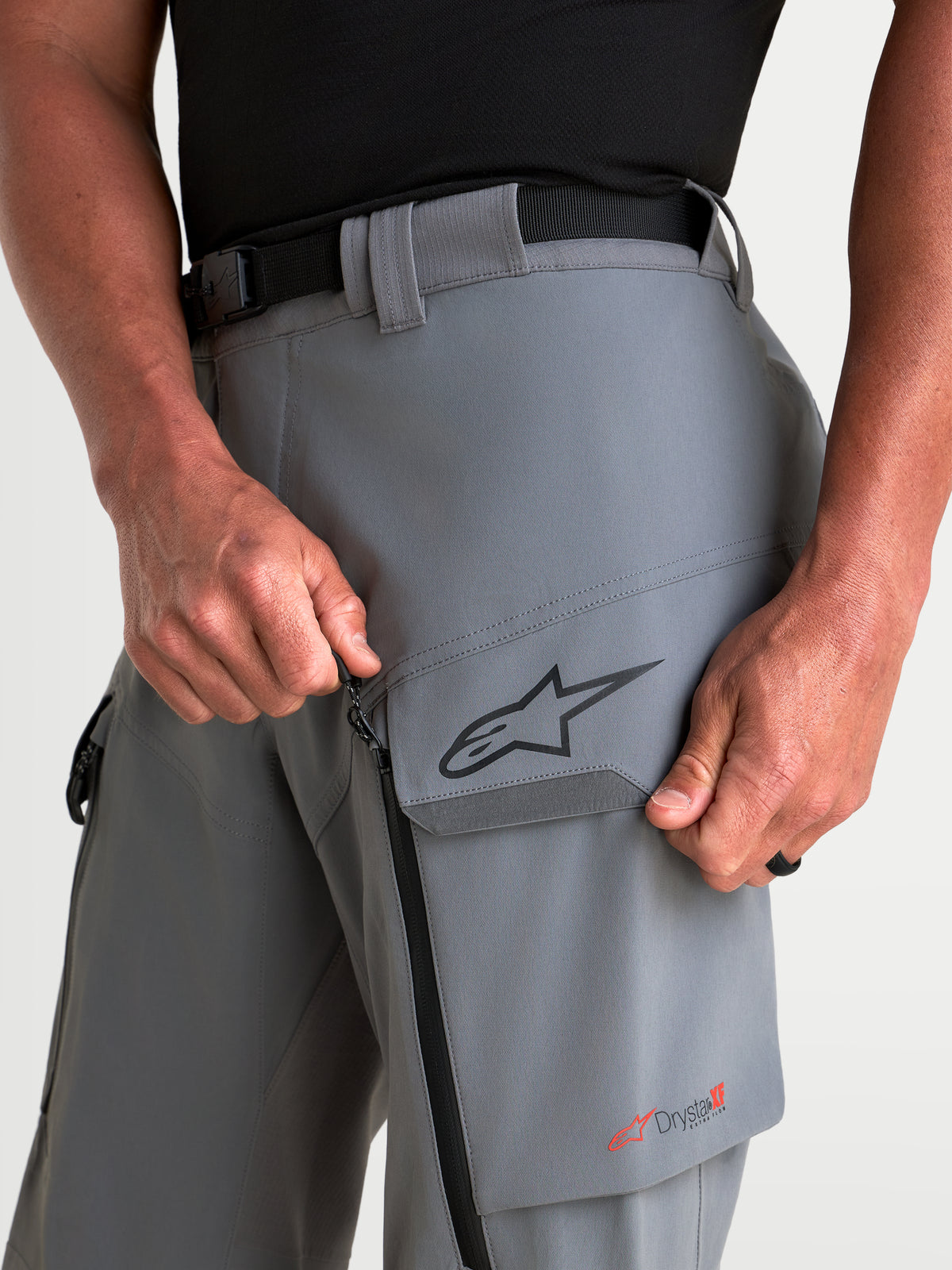 Alpinestars Maxdura Drystar XF Laminated calças de moto para homem, cinzentas, com bolso cargo na coxa, ventilação com fecho e pormenor do logótipo Drystar XF