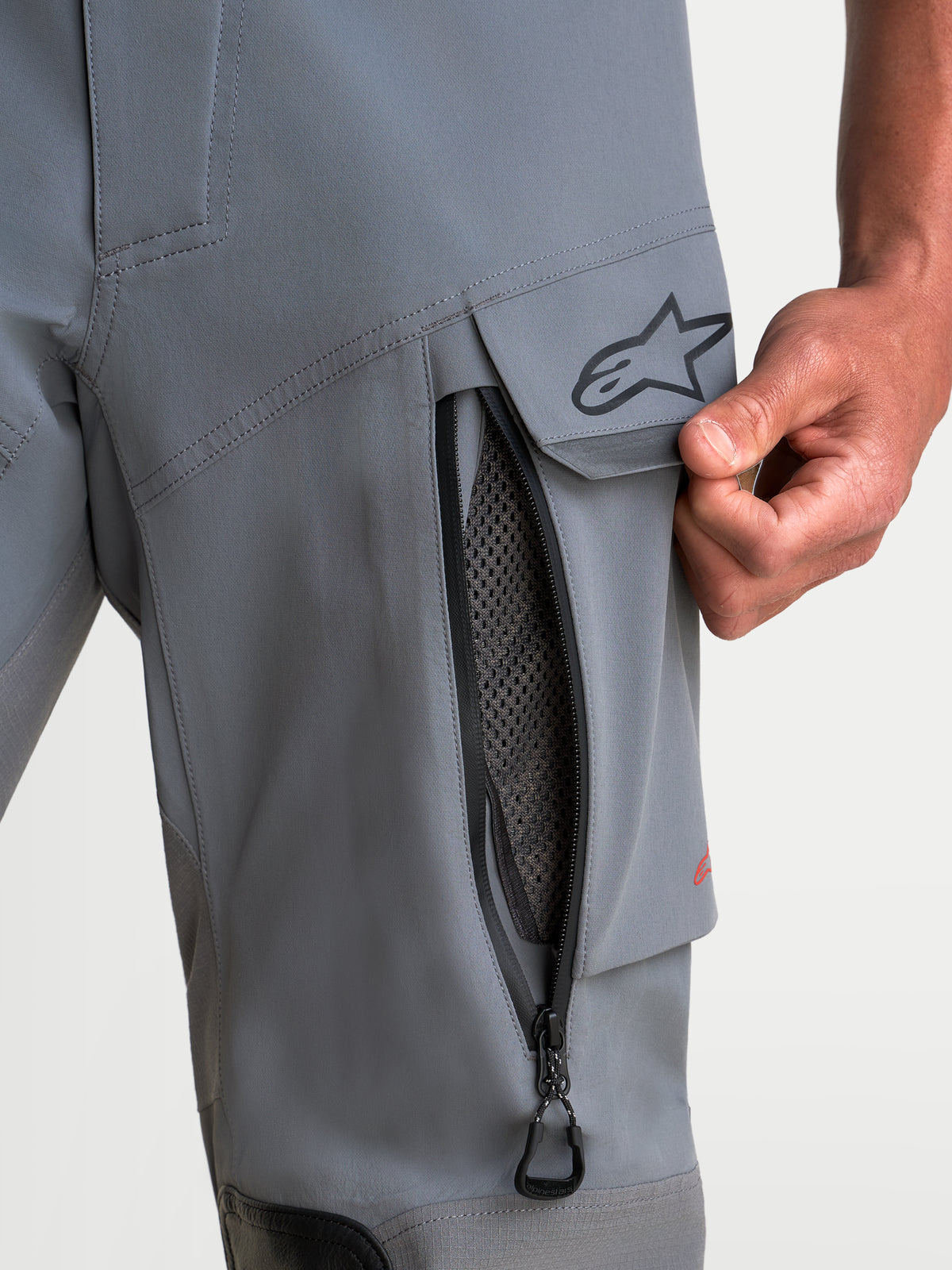 Alpinestars Maxdura Drystar XF Laminated calças de moto para aventura para homem, cinzento-escuro e preto, vista em pormenor da ventilação com fecho na coxa e do bolso cargo com o logótipo A-star, certificadas CE AA