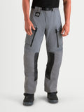 Alpinestars Maxdura Drystar XF Laminated calças de moto para aventura para homem, cinzentas e pretas, com construção impermeável e aberturas de ventilação com fecho nas coxas, vista frontal num modelo