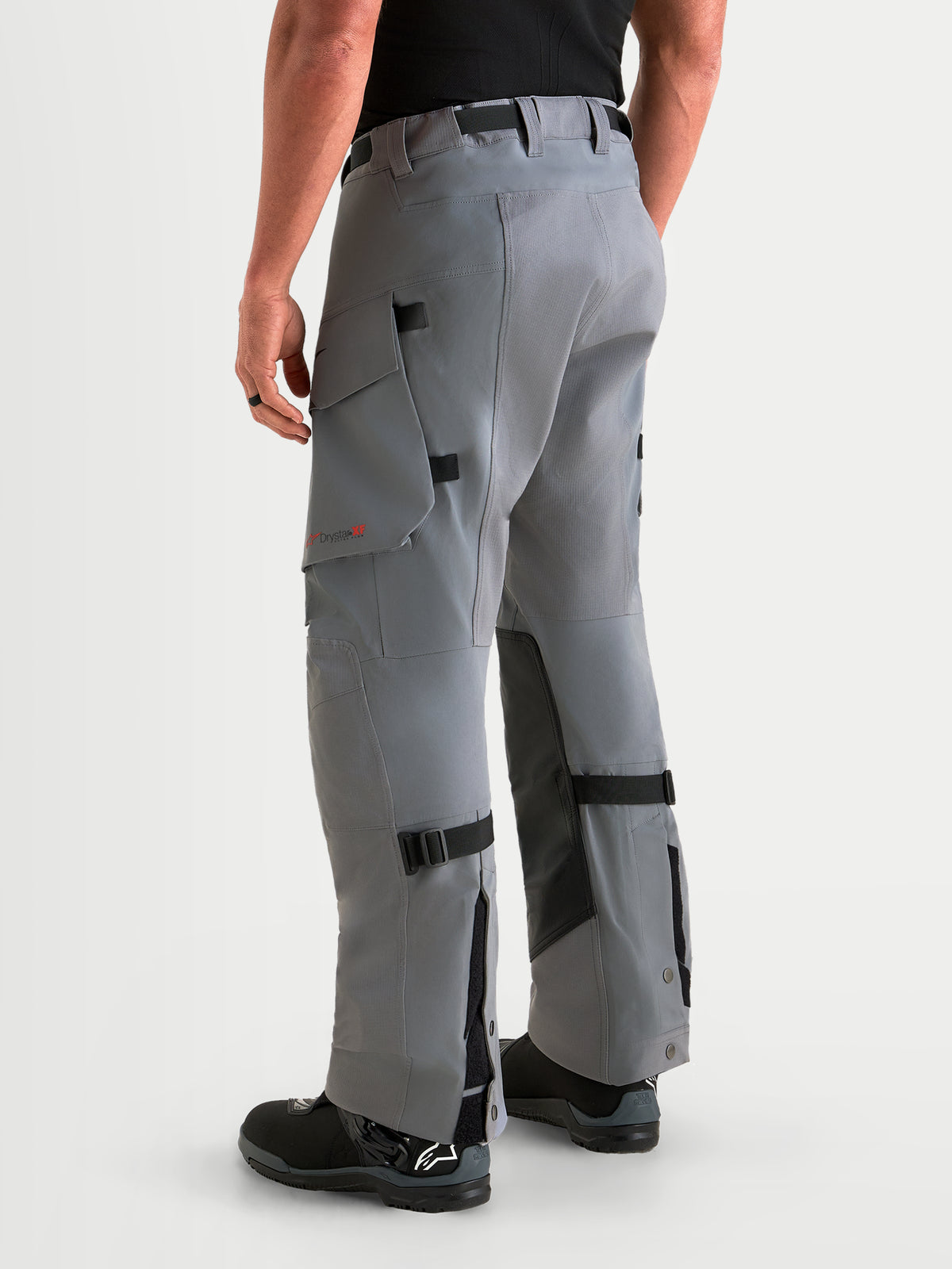 Alpinestars Maxdura Drystar XF Laminated calças, calças de moto para aventura para homem, cinzento-escuro e preto, calças de turismo laminadas impermeáveis com bolsos cargo e pernas inferiores ajustáveis, vista traseira num modelo