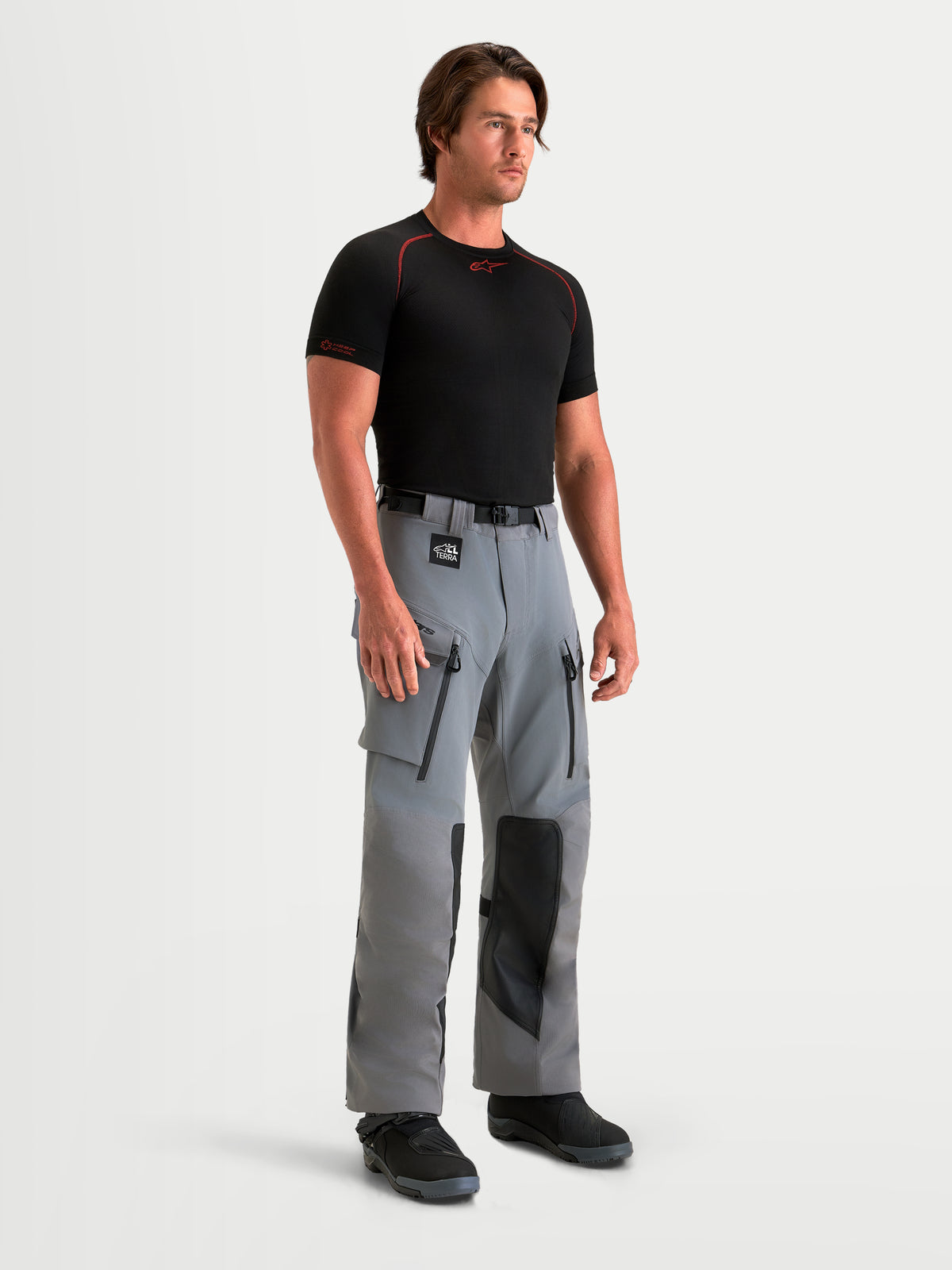 Alpinestars Maxdura Drystar XF Laminated calças de moto para aventura para homem, cinzentas e pretas, equipamento impermeável com fechos de ventilação nas coxas e painéis de proteção nos joelhos vestidas por um modelo