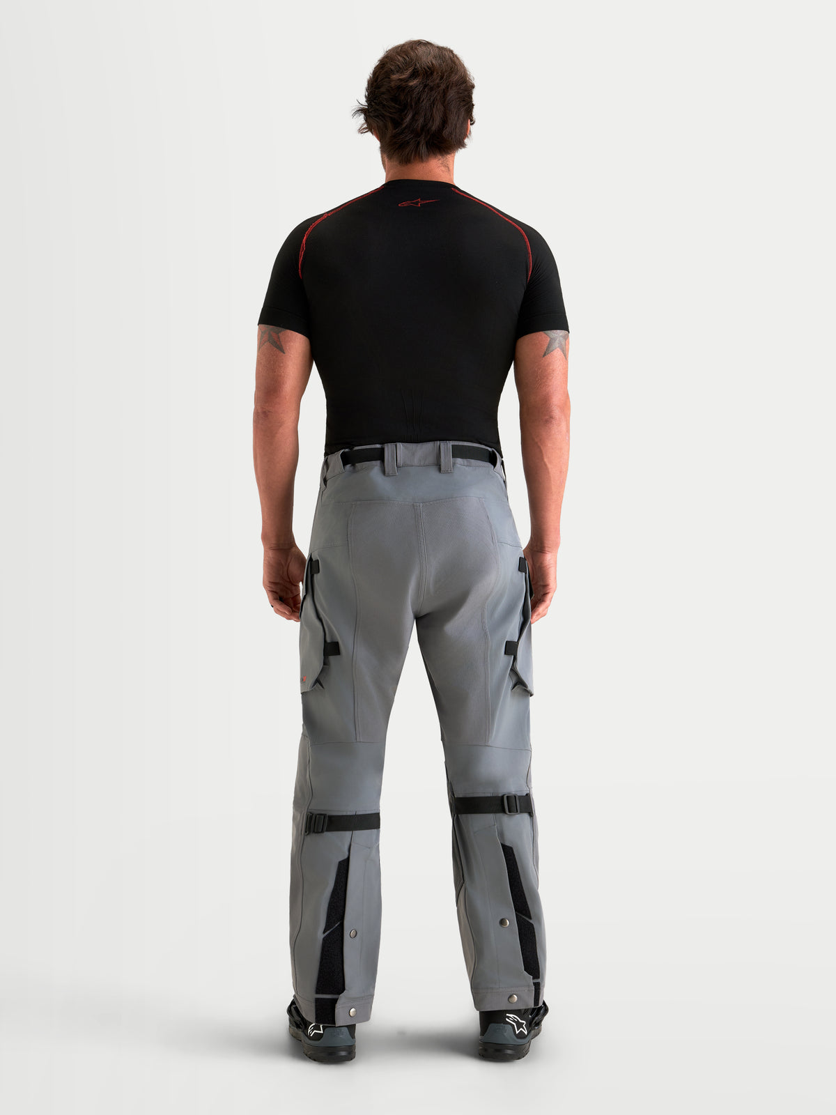 Alpinestars Maxdura Drystar XF Laminated calças, calças de moto para aventura para homem, cinzentas, vista traseira num modelo a mostrar a construção em tecido laminado, cinto integrado e pernas ajustáveis
