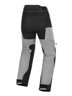 Calças Alpinestars Andes V4 Drystar®, calças de motociclismo adventure, pretas e cinzento escuro, vista traseira com painéis de assento reforçados, logótipo Drystar vermelho na anca e fechos de tornozelo ajustáveis com velcro.