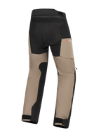 Alpinestars Andes V4 Drystar® Pants, calças de motociclismo Adventure, nogueira e preto, vista traseira com painéis reforçados no assento e na parte interna das pernas, logótipo Drystar vermelho e punhos dos tornozelos ajustáveis.