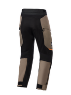 Alpinestars Cusco Drystar® Pants, calças de motociclismo de aventura, castanho e preto, vista traseira com painéis elásticos pretos, detalhes laranja, aberturas de ventilação com fecho de correr e bainhas ajustáveis com velcro para condução em estrada.