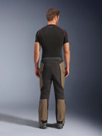 Alpinestars Cusco Drystar® Pants, calças de motociclismo de aventura, Walnut Black, vista traseira com painéis em castanho e preto, construção em ripstop durável, usadas com uma camisola de camada base preta