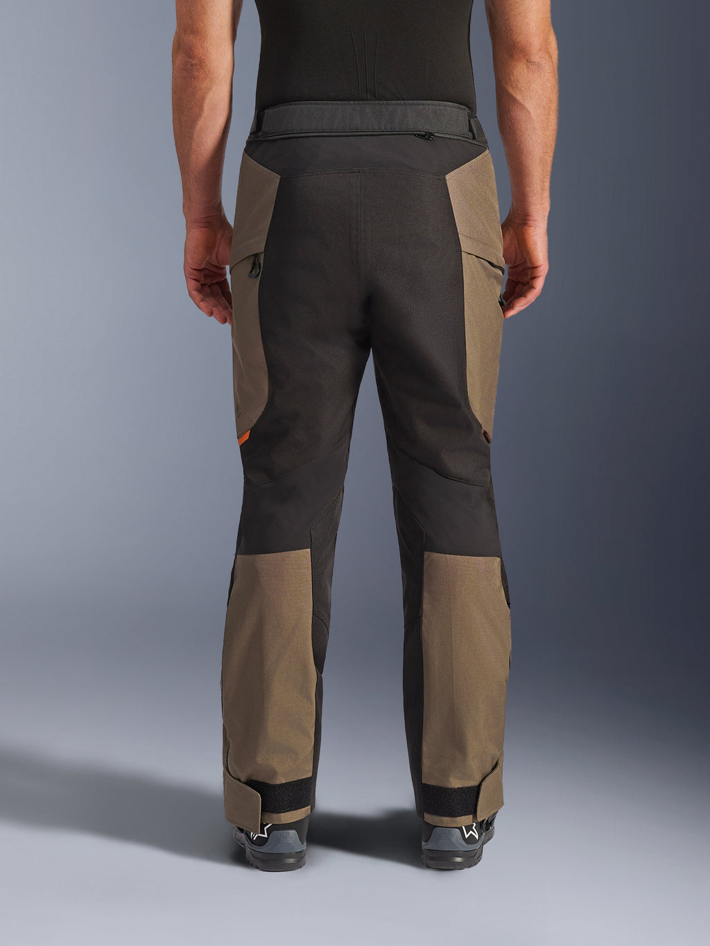 Alpinestars Cusco Drystar® Pants, calças de motociclismo de aventura, Walnut Black, vista traseira no modelo, construção têxtil durável com painéis em blocos de cor, bainha ajustável e detalhe de fecho de correr na cintura para touring e condução de aventura