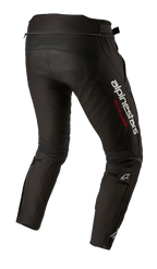 Calças Alpinestars T-SP R Drystar®, calças de motociclismo em têxtil preto, vista traseira de três quartos mostrando um grande logótipo Alpinestars branco com 'RACING AHEAD' em vermelho na coxa, fechos de correr nos tornozelos e tiras de ajuste nos gémeos.