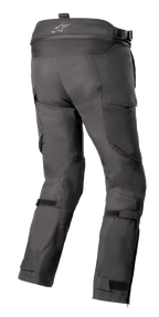 Alpinestars Bogota' Pro Drystar® 4 Seasons Pants, Pretas, vista traseira de calças de motociclismo para adventure touring, apresentando o logótipo no cós, painéis elásticos em acordeão e tiras de ajuste nas pernas
