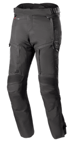 Calças Alpinestars Bogota Pro Drystar 4 Seasons, calças de motociclismo touring pretas, corte regular, áreas reforçadas nos joelhos com proteção canelada, alças de ajuste na cintura com fivelas, tecnologia impermeável Drystar, vários bolsos e fechos de ventilação