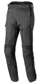 Alpinestars Bogota Pro Drystar 4 Seasons Pants - Long, calças de motociclismo de aventura e turismo pretas, com painéis elásticos canelados nos joelhos e painéis de ventilação com fecho de correr nas coxas, tiras de ajuste na cintura com fivelas e uma construção em têxtil técnico durável para proteção em todas as condições climatéricas.