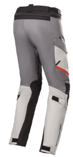 Alpinestars Andes V3 Drystar® Pants, calças de motociclismo touring, cinza gelo e cinza escuro, com painéis de reforço pretos e um detalhe vermelho no bolso, tiras ajustáveis na cintura e na zona da barriga da perna, construção têxtil durável para condução de aventura