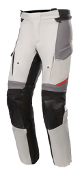 Alpinestars Calças Andes V3 Drystar®, calças de motociclismo Adventure Touring, cinzento gelo e cinzento escuro com detalhes pretos, painéis reforçados nos joelhos, bolsos estilo cargo e cintura ajustável, material têxtil resistente com pormenores vermelhos