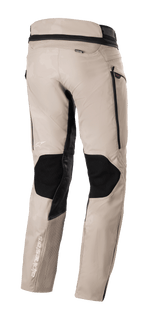 Calças Alpinestars AMT-10LAB Drystar® XF, calças de turismo de aventura em Aluminum Camo, vista traseira com painéis de proteção pretos, marca MATRYX® e logótipos Alpinestars brancos num chassis multimaterial.