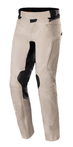 Calças Alpinestars AMT-10LAB Drystar® XF, calças de motociclismo de aventura, Aluminum Camo, padrão de camuflagem cinzento claro com painéis reforçados pretos nos joelhos e no interior das coxas, construção têxtil técnica com cintura ajustável e marca Drystar na parte inferior da perna