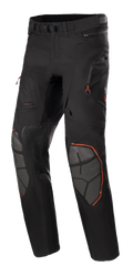 Alpinestars AMT-10R Drystar XF Pants, calças de motociclismo para turismo de aventura, pretas com detalhes em laranja, reforços nos joelhos em Superfabric cinzento, cinto ajustável, bolsos com fecho de correr, design laminado impermeável