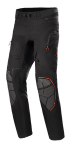 Alpinestars AMT-10R Drystar XF Pants, calças de motociclismo para turismo de aventura, pretas com detalhes em laranja, reforços nos joelhos em Superfabric cinzento, cinto ajustável, bolsos com fecho de correr, design laminado impermeável